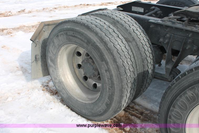 image for item H8377 2007 International 9400i semi truck