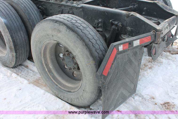 image for item H8377 2007 International 9400i semi truck