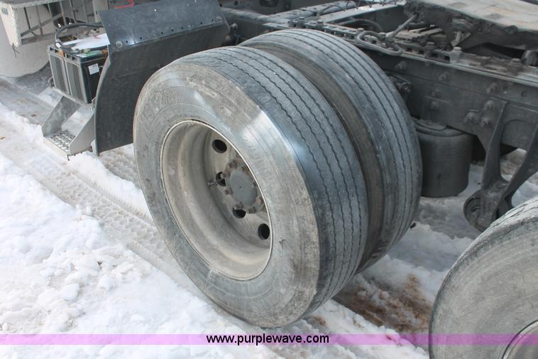 image for item H8377 2007 International 9400i semi truck