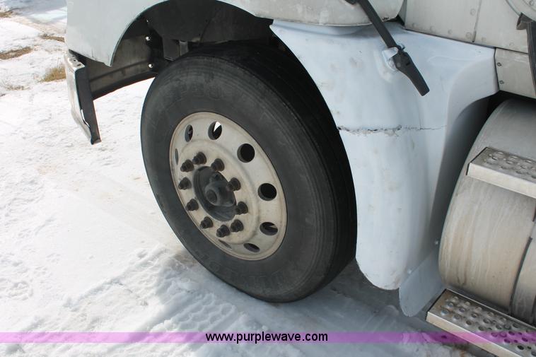 image for item H8377 2007 International 9400i semi truck