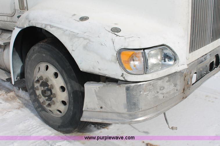 image for item H8377 2007 International 9400i semi truck