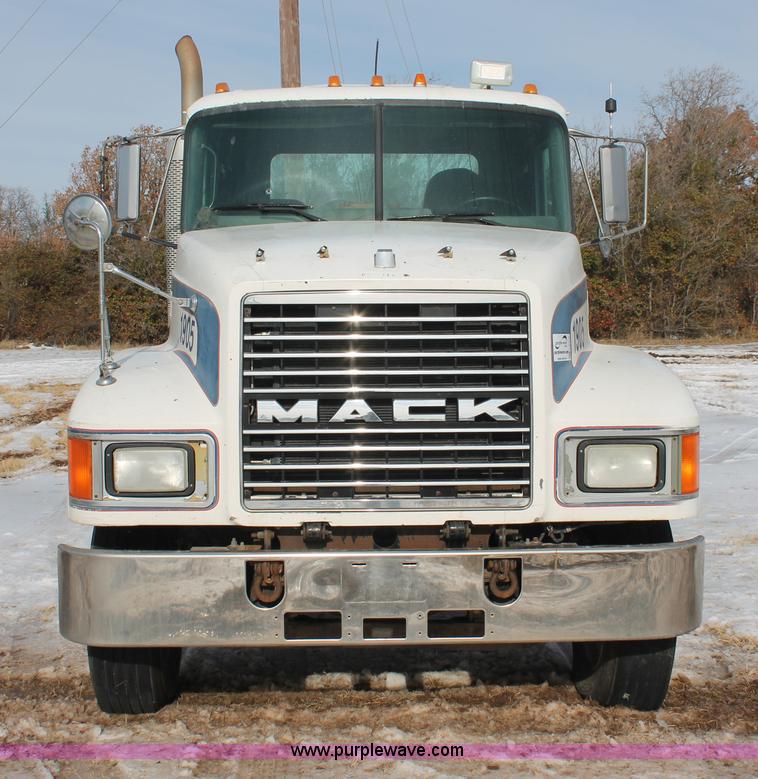 image for item H8379 2000 Mack CH613 semi truck