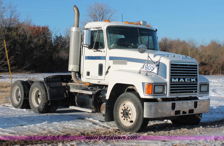image for item H8379 2000 Mack CH613 semi truck