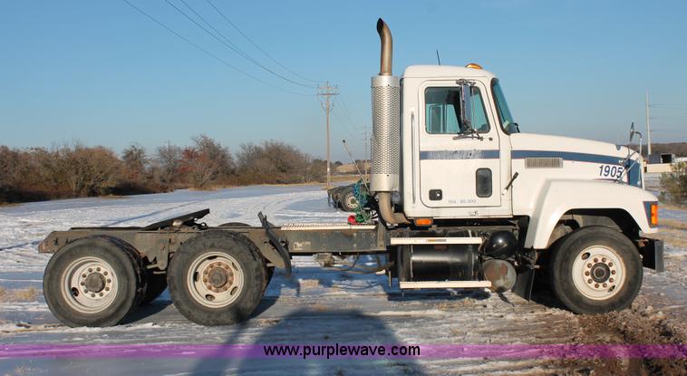 image for item H8379 2000 Mack CH613 semi truck