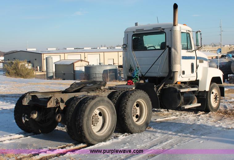 image for item H8379 2000 Mack CH613 semi truck
