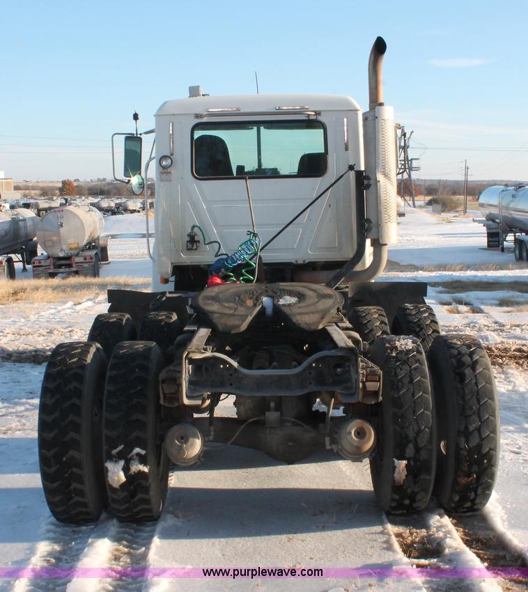 image for item H8379 2000 Mack CH613 semi truck