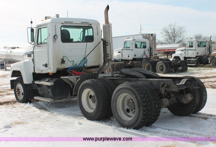 image for item H8379 2000 Mack CH613 semi truck