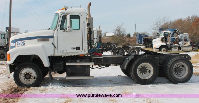 image for item H8379 2000 Mack CH613 semi truck