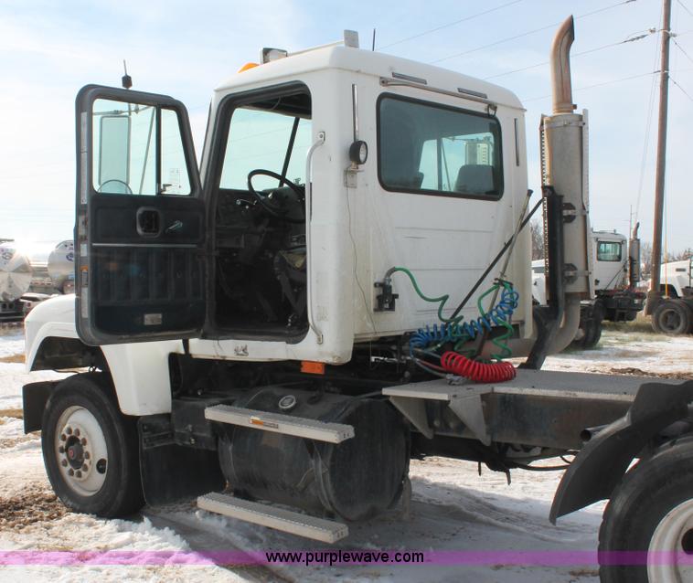 image for item H8379 2000 Mack CH613 semi truck