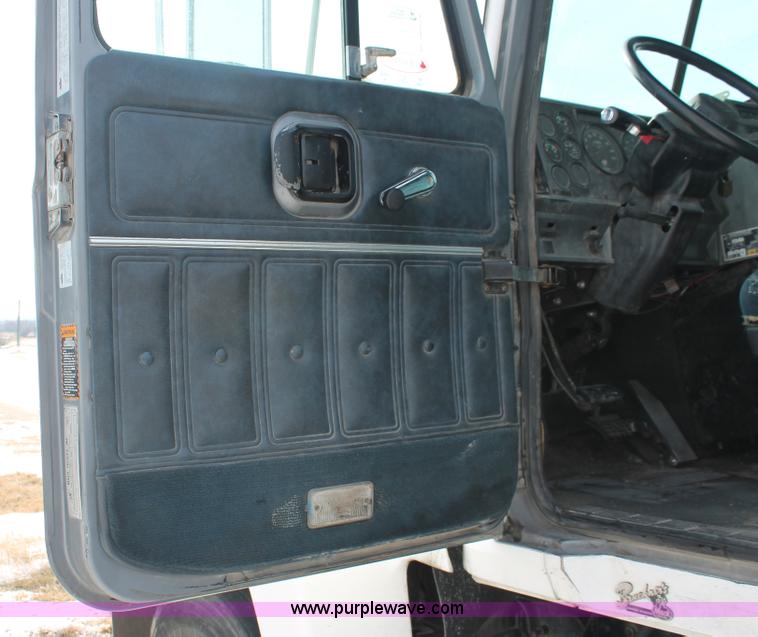 image for item H8379 2000 Mack CH613 semi truck