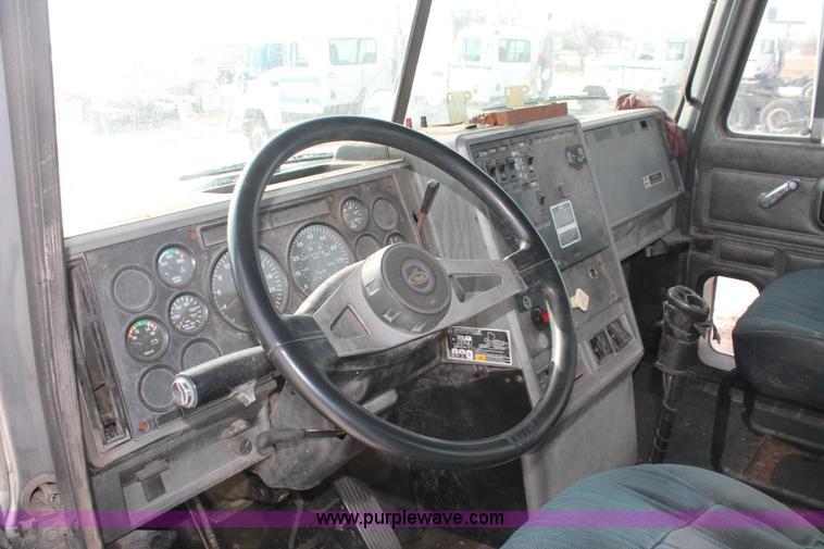 image for item H8379 2000 Mack CH613 semi truck