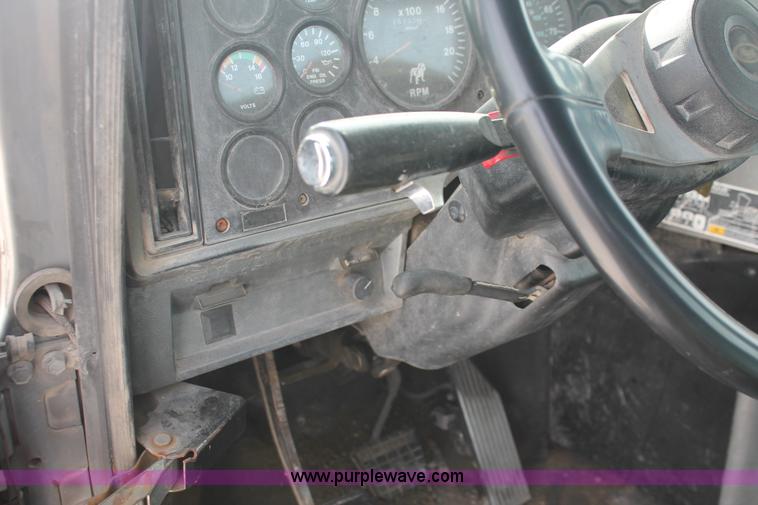 image for item H8379 2000 Mack CH613 semi truck