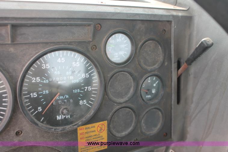 image for item H8379 2000 Mack CH613 semi truck