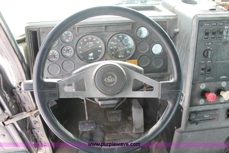 image for item H8379 2000 Mack CH613 semi truck