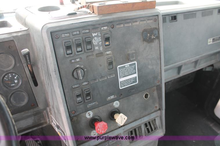 image for item H8379 2000 Mack CH613 semi truck