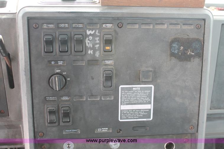 image for item H8379 2000 Mack CH613 semi truck