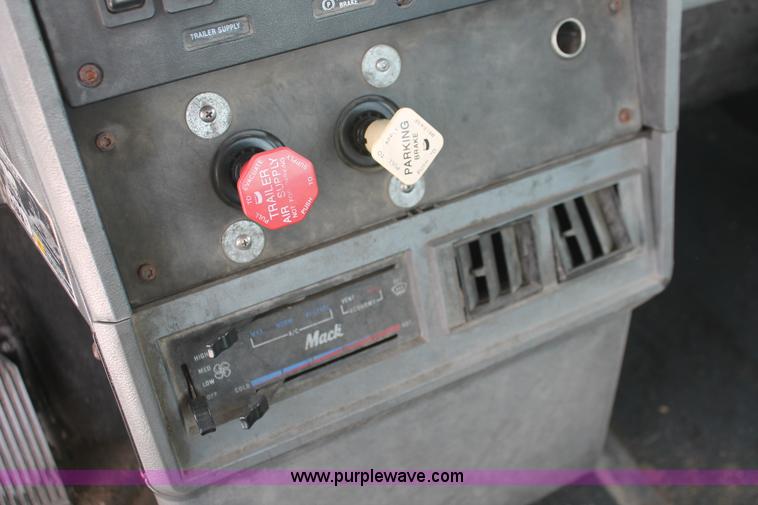 image for item H8379 2000 Mack CH613 semi truck