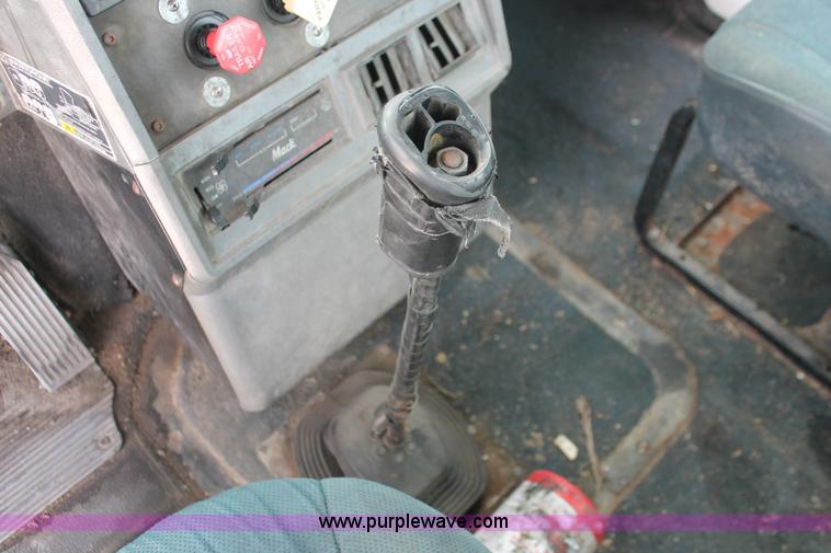 image for item H8379 2000 Mack CH613 semi truck