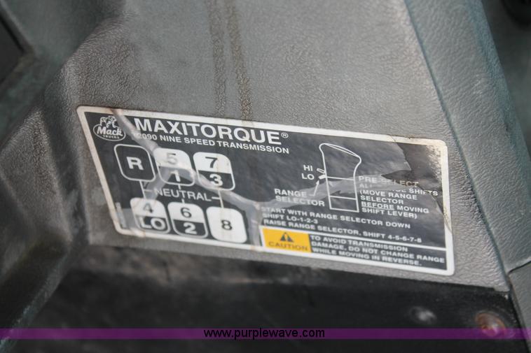 image for item H8379 2000 Mack CH613 semi truck