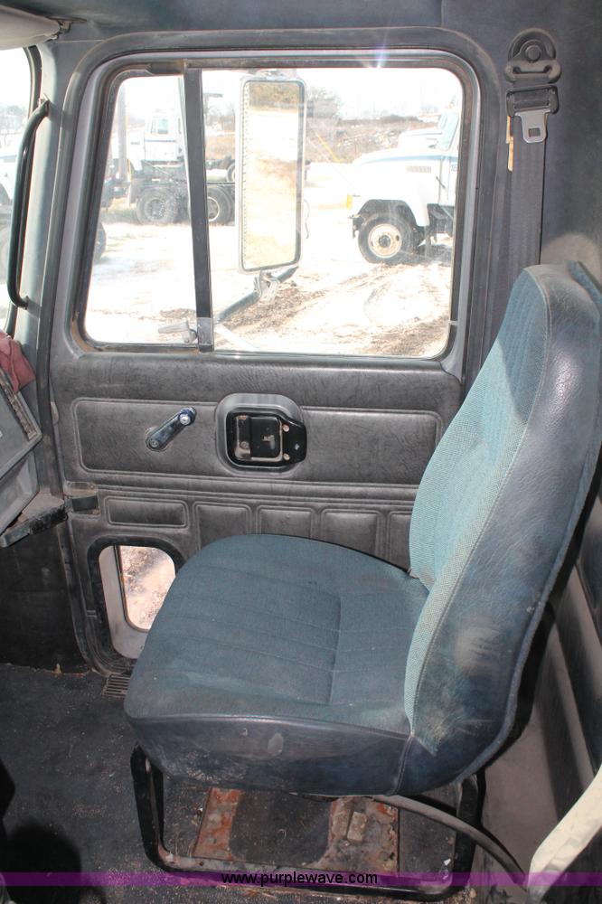 image for item H8379 2000 Mack CH613 semi truck