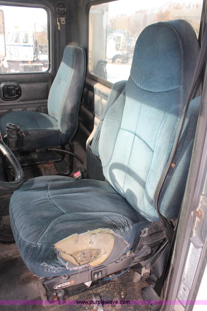 image for item H8379 2000 Mack CH613 semi truck