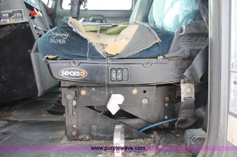 image for item H8379 2000 Mack CH613 semi truck