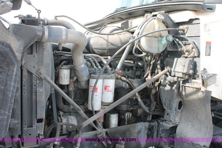 image for item H8379 2000 Mack CH613 semi truck