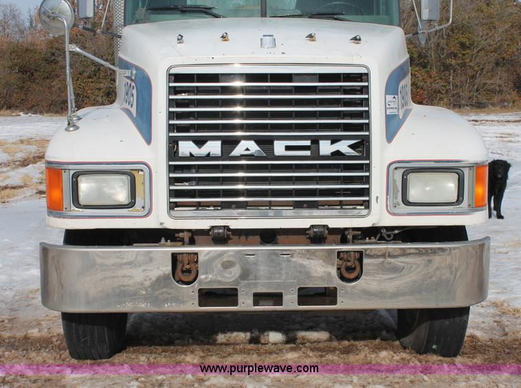 image for item H8379 2000 Mack CH613 semi truck