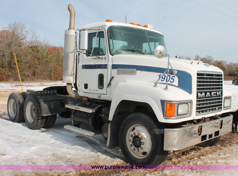 image for item H8379 2000 Mack CH613 semi truck