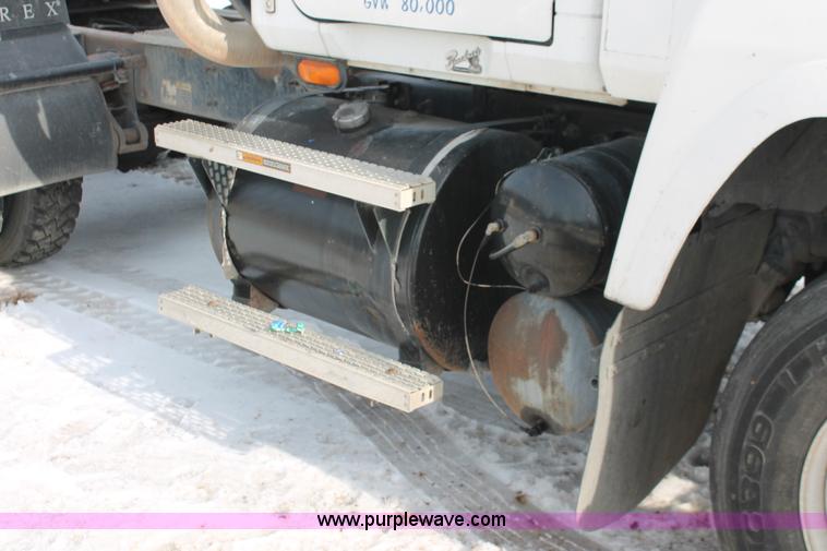 image for item H8379 2000 Mack CH613 semi truck