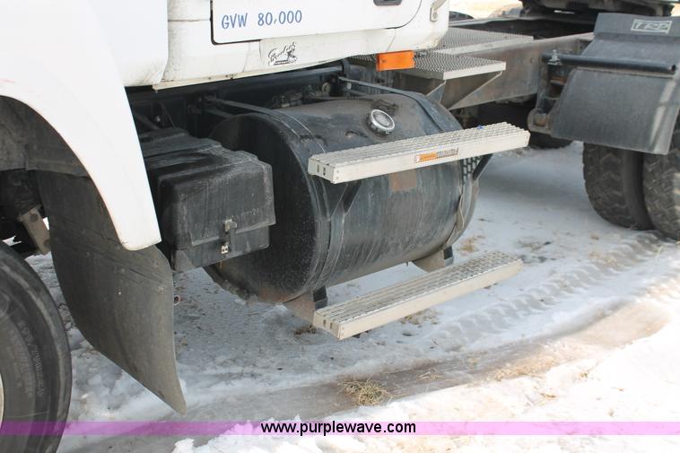 image for item H8379 2000 Mack CH613 semi truck