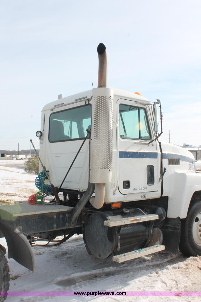 image for item H8379 2000 Mack CH613 semi truck