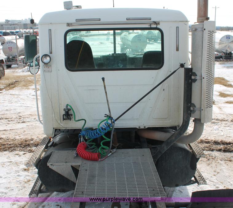 image for item H8379 2000 Mack CH613 semi truck