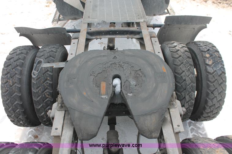 image for item H8379 2000 Mack CH613 semi truck