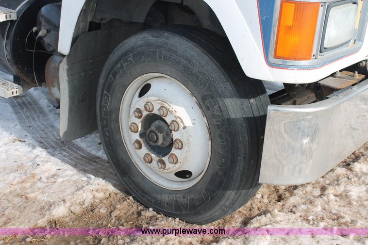 image for item H8379 2000 Mack CH613 semi truck