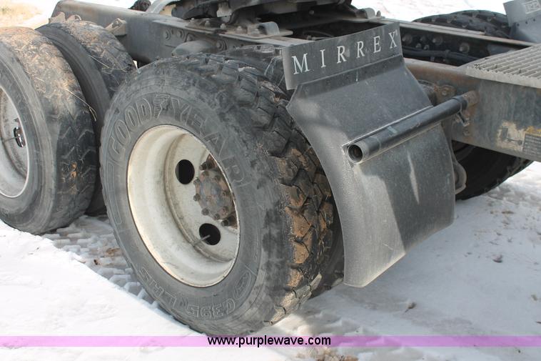 image for item H8379 2000 Mack CH613 semi truck