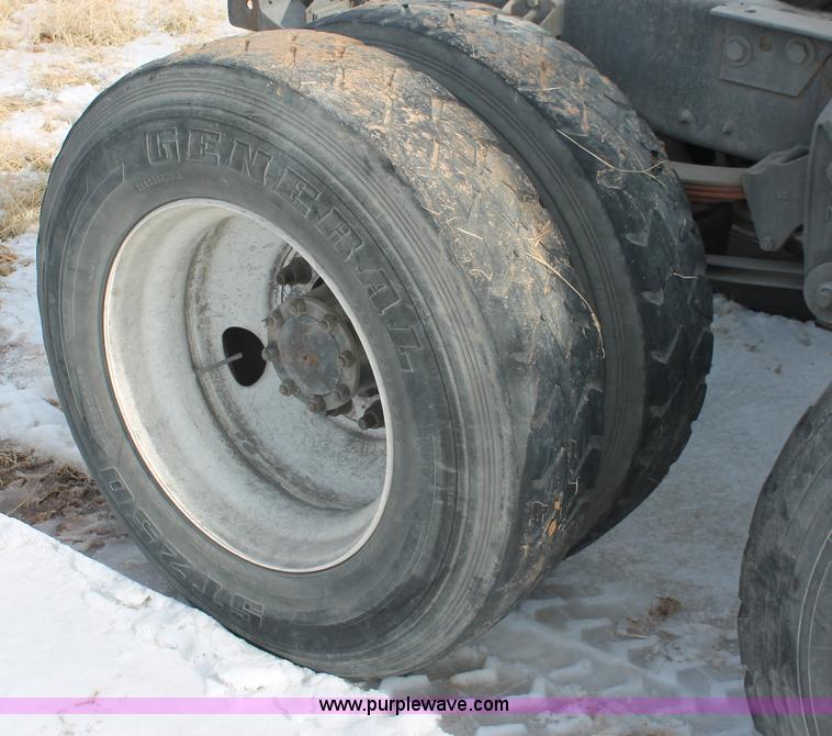 image for item H8379 2000 Mack CH613 semi truck