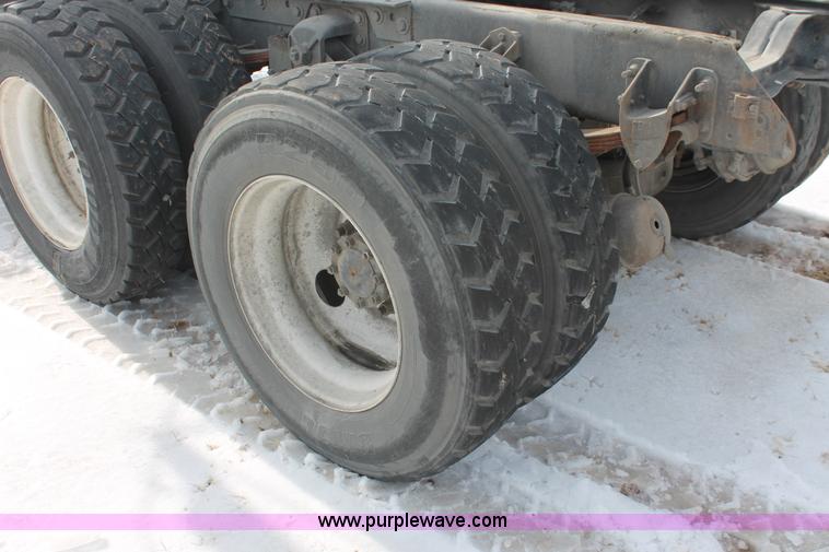 image for item H8379 2000 Mack CH613 semi truck