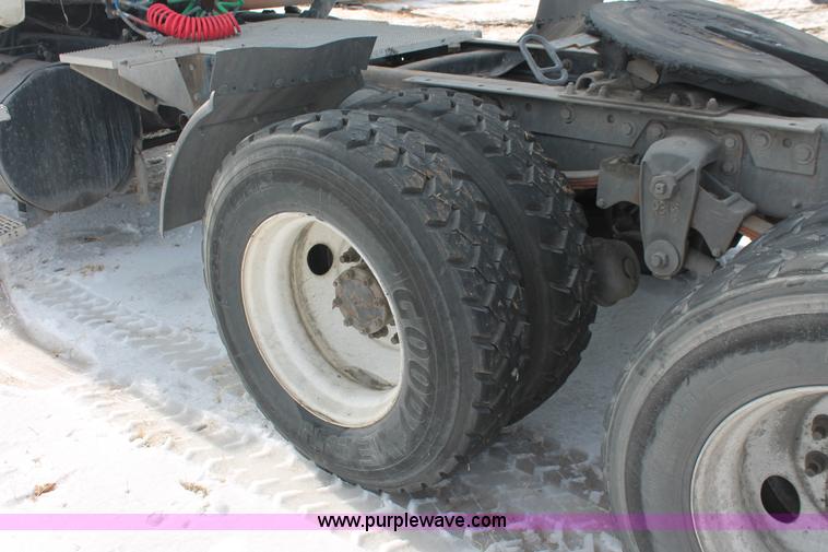 image for item H8379 2000 Mack CH613 semi truck