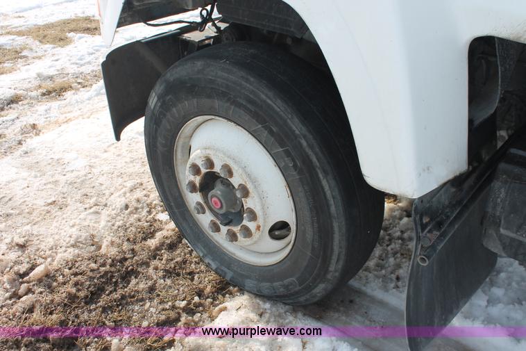 image for item H8379 2000 Mack CH613 semi truck