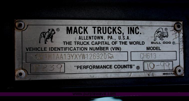 image for item H8379 2000 Mack CH613 semi truck