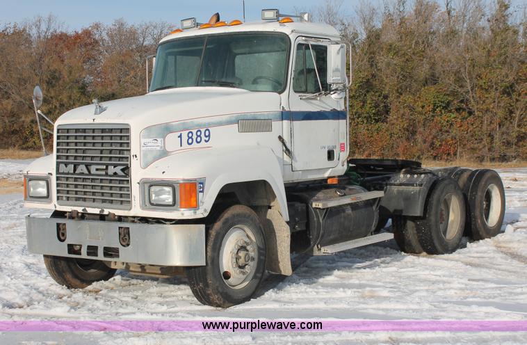 image for item H8380 1997 Mack CH613 semi truck