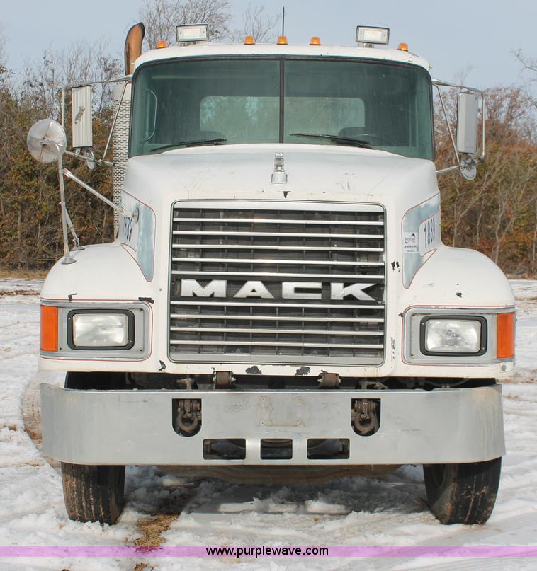 image for item H8380 1997 Mack CH613 semi truck