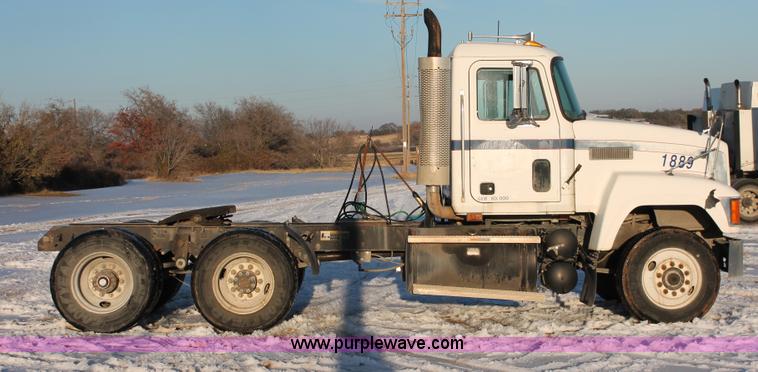 image for item H8380 1997 Mack CH613 semi truck