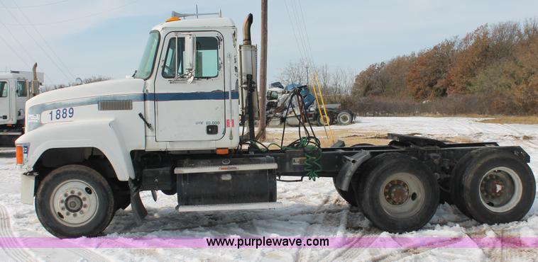 image for item H8380 1997 Mack CH613 semi truck