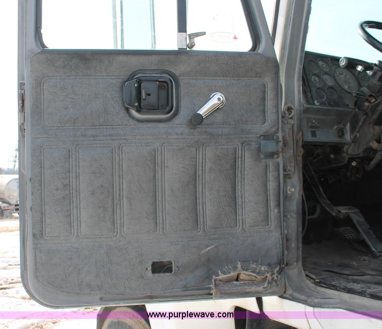 image for item H8380 1997 Mack CH613 semi truck