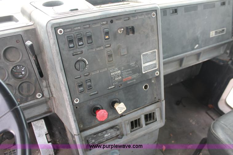 image for item H8380 1997 Mack CH613 semi truck