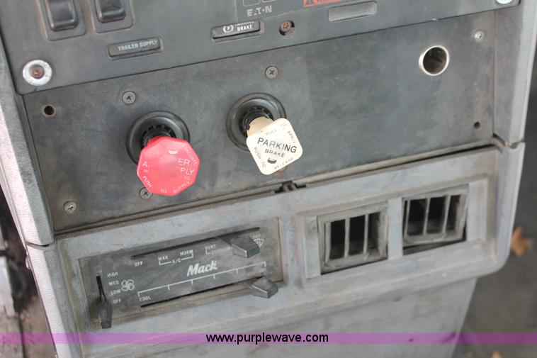 image for item H8380 1997 Mack CH613 semi truck
