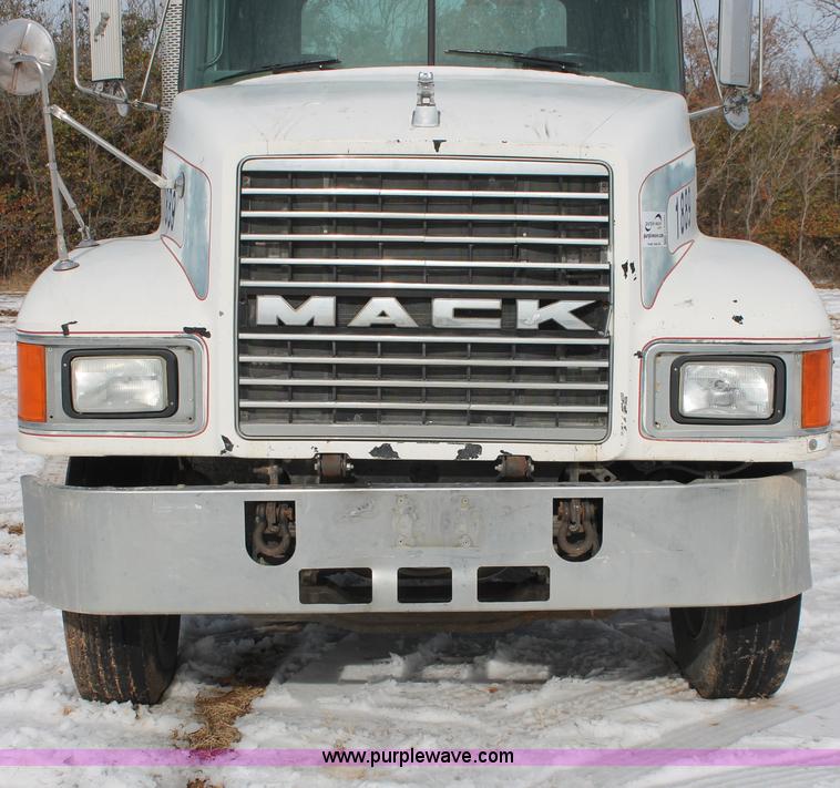 image for item H8380 1997 Mack CH613 semi truck