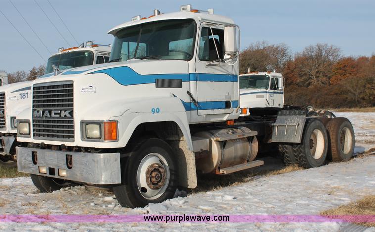 image for item H8381 2000 Mack CH600GK semi truck